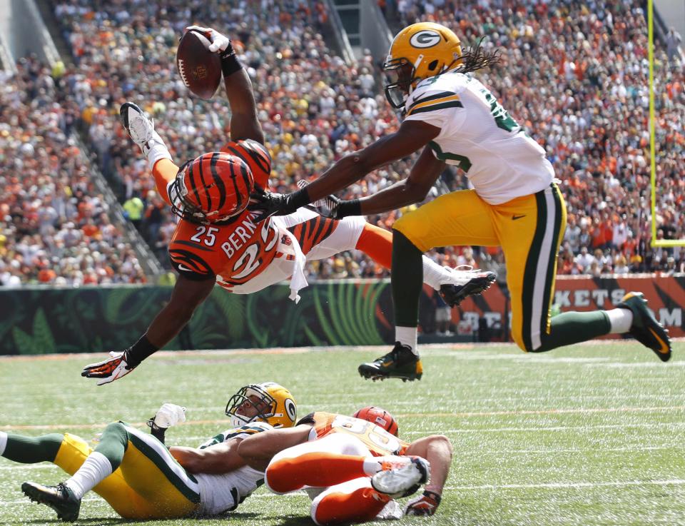 Cincinnati Bengals half back Giovani Bernard (25) dives in for the touchdown under pressure from Green Bay Packers defense during the first half of play in their NFL football game at Paul Brown Stadium in Cincinnati, Ohio, September 22, 2013. REUTERS/John Sommers II (UNITED STATES - Tags: SPORT FOOTBALL TPX IMAGES OF THE DAY)