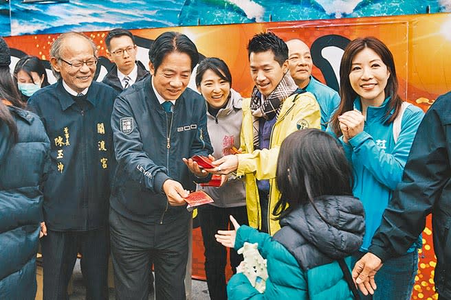 準副總統賴清德（前左二）28日參拜北投關渡宮時表示，台灣跟國際社會一起幫助大陸防治疫情，也等於幫助台灣、也幫助國際社會。（郭吉銓攝）