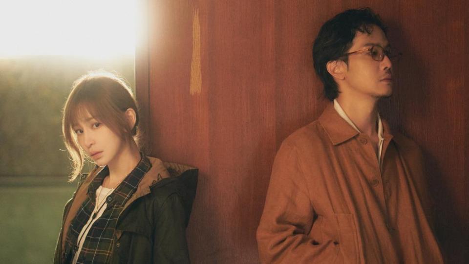王心凌（左）新歌〈言不由衷〉MV邀金鐘影帝薛仕凌合作，上演遭愛情背叛的懸疑戲碼。（圖／天晴娛樂提供）
