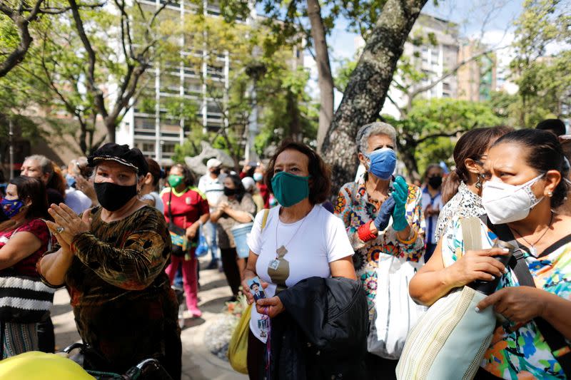 Fieles católicos asisten a la ceremonia de beatificación del doctor José Gregorio Hernández, en Caracas, Venezuela, 30 de abril de 2021.