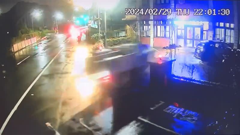 簡男駕駛貨車加速撞進基隆八堵分駐所，導致值班員警1死1傷。（圖／翻攝畫面）