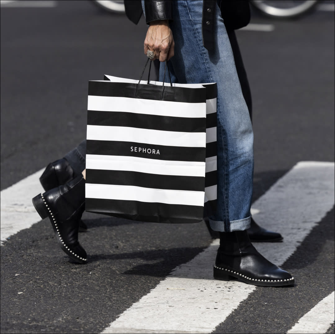  A pedestrian carries a Sephora shopping bag in the SoHo neighborhood of New York, US on Wednesday, March 22, 2023. US retail sales fell in February after a surge in the prior month, suggesting consumer spending, while holding up, is getting challenged by high inflation. 