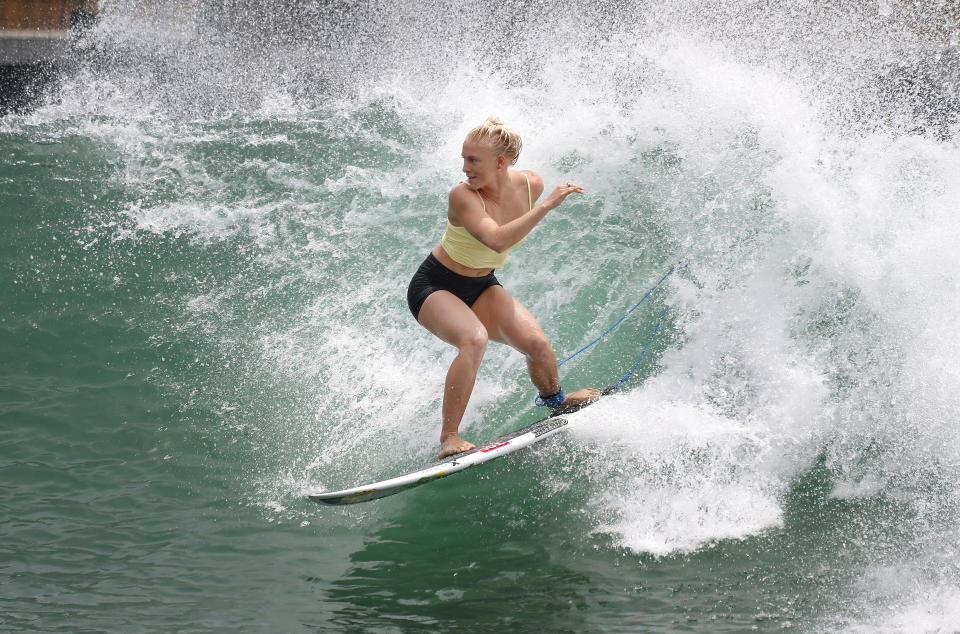 La estadounidense Tatiana Weston-Webb durante un entrenamiento con miras al debut del surf en los Juegos Olímpicos de Tokio. Foto del 16 de junio del 2021 tomada en Surf Ranch (California). (AP Photo/Gary Kazanjian)