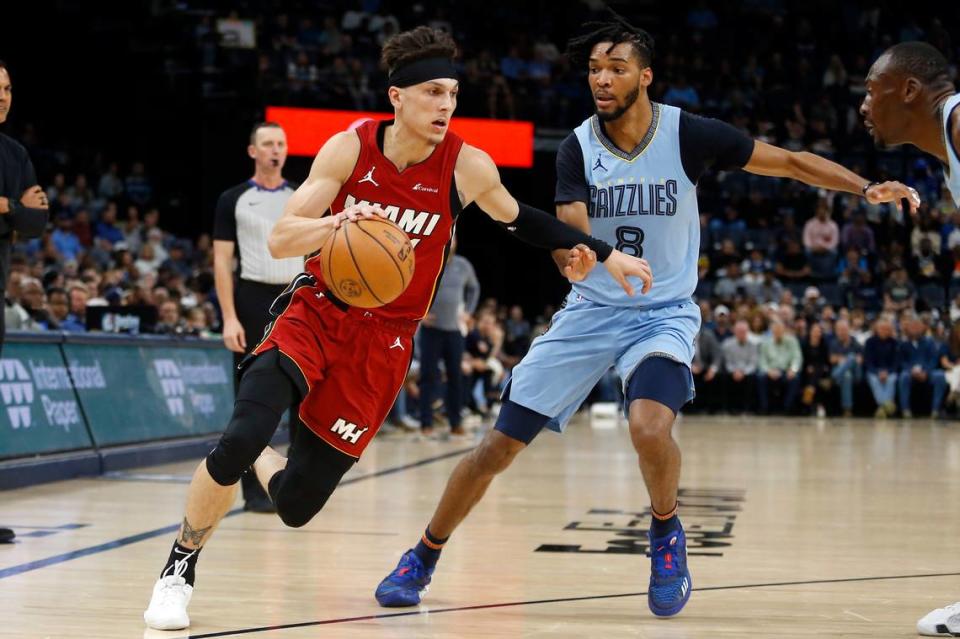 El escolta del Heat Tyler Herro (izq.) entra al aro ante la marca de Ziaire Williams, de los Grizzlies, en el partido celebrado el 8 de noviembre de 2023 en Memphis.