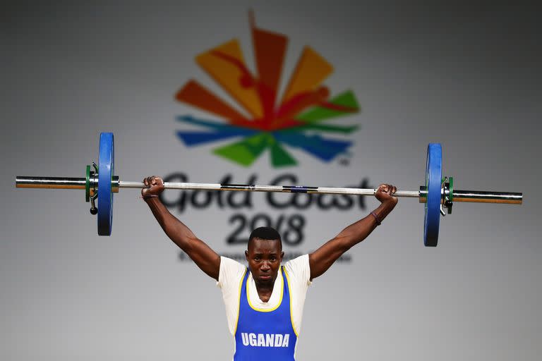 Julius Ssekitoleko, de Uganda, en la final masculina de levantamiento de pesas de los Juegos de la Commonwealth de Gold Coast, en 2018 