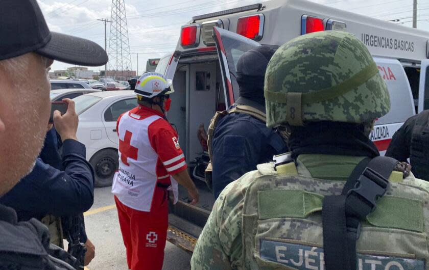 Un trabajador de la Cruz Roja cierra la puerta de una ambulancia
