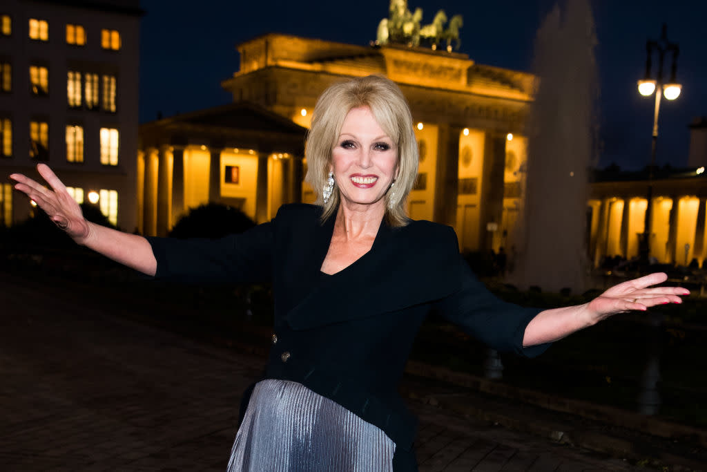 Joanna Lumley knows how to rock a dramatic make-up look, pictured in September, 2018. (Getty Images)