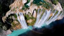 Bei diesem Schnappschuss vom Tamul-Wasserfall in Mexiko fehlen einem glatt die Worte, so atemberaubend fängt die Drohne das Panorama samt Regenbogen in der Tiefe ein. 105 Meter sind auch mal ein Wort.