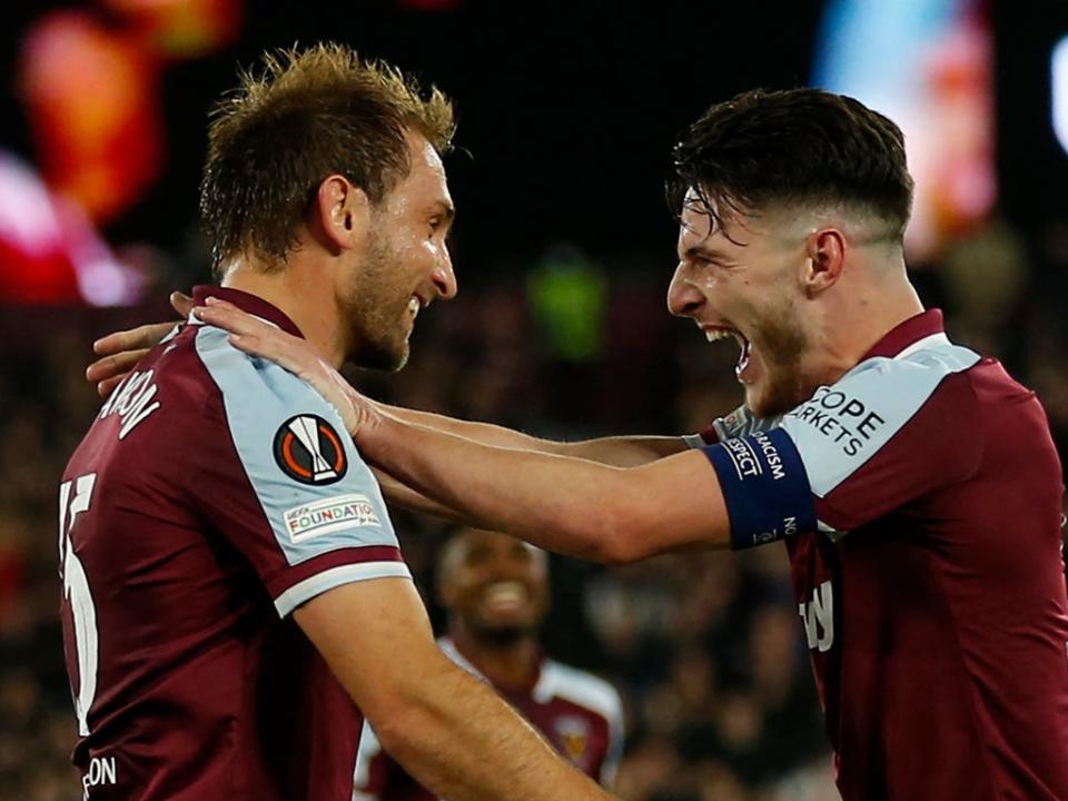 Craig Dawson celebrates with Declan Rice (AFP)