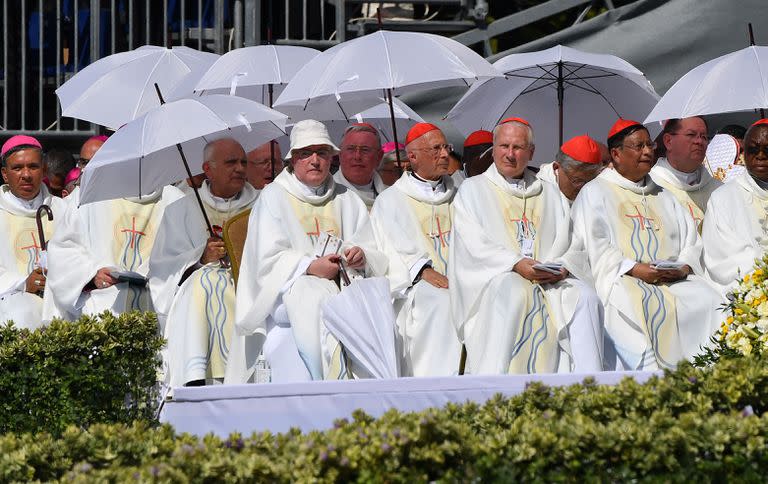 Sacerdotes, obispos y cardenales escuchan el sermón del Papa durante el cierre del Congreso Eucarístico en Budapest