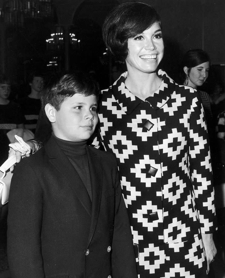 Mary Tyler Moore puts her arm around her son, Richard Meeker Jr., in 1968. (Photo: Frank Edwards/Fotos International/Getty Images)