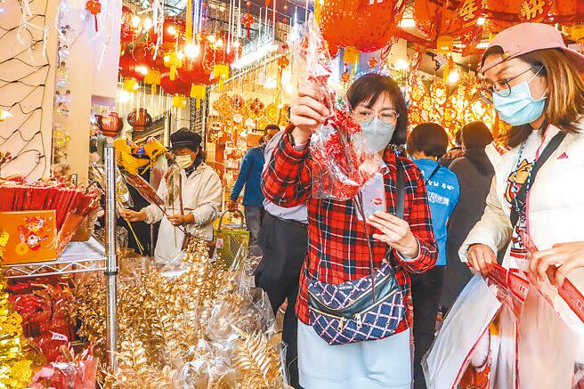 適逢假日，位於台北市後站商圈賣春聯店家，擠滿了購物人潮，民眾似乎已走出疫情陰霾，擁抱正常日常生活。（粘耿豪攝）