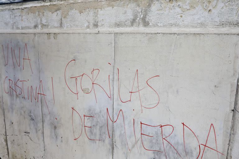 Insultos a los "gorilas" del barrio