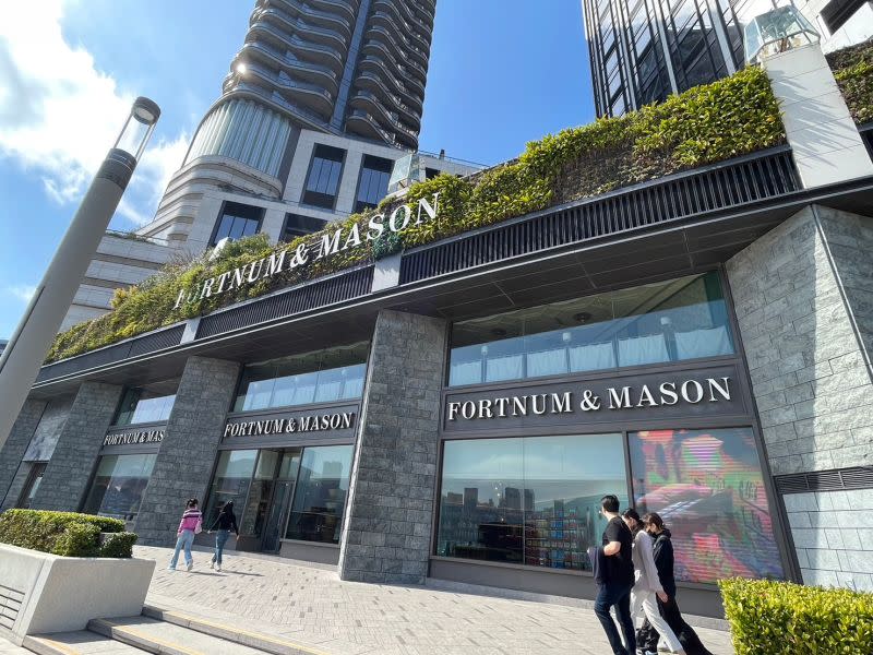 ▲位於香港九龍尖沙咀、維多利亞港邊的FORTNUM & MASON就有著濃濃英國皇室氣息，2022年8月由英國總部跨海插旗亞洲市場，同時香港也是Fortnum’s 品牌第一家且是唯一一家在亞洲插旗的旗艦分店。（圖／記者汪睿琦攝）