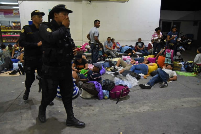 Rights groups have urged the Guatemalan government to guarantee safe passage for a group of Honduran migrants heading to the US