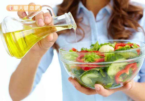 瘦身男女瘋吃蔬菜減肥，慎選好的油脂搭配很重要。