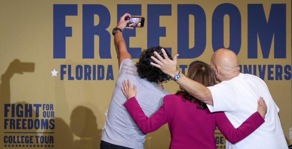 El actor Anthony Ramos (a la izquierda), la vicepresidenta Kamala Harris y el rapero Fat Joe.