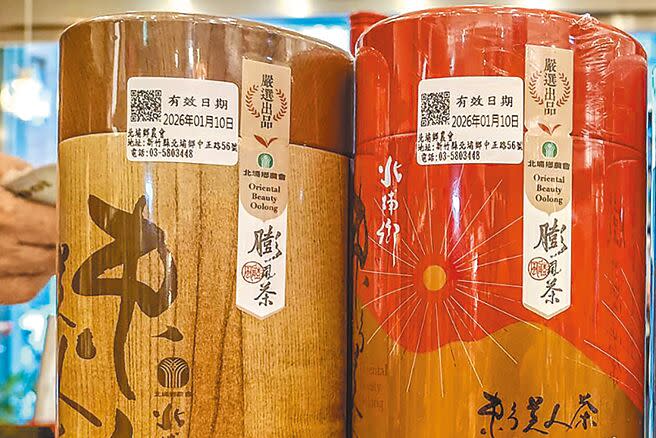 農委會要求2023年元旦起國產茶葉要建立「強制溯源」制度，新竹縣東方美人茶冬茶已貼上農委會認證的QRcode提前達標。（羅浚濱攝）