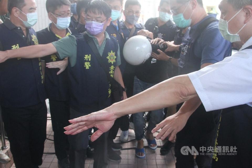 台南市安南區8月22日發生襲警案，造成警員凃明誠、曹瑞傑殉職，凶嫌林信吾落網至今僅15天，南檢已火速偵結起訴，預定下午2時30分公開說明。（中央社檔案照）