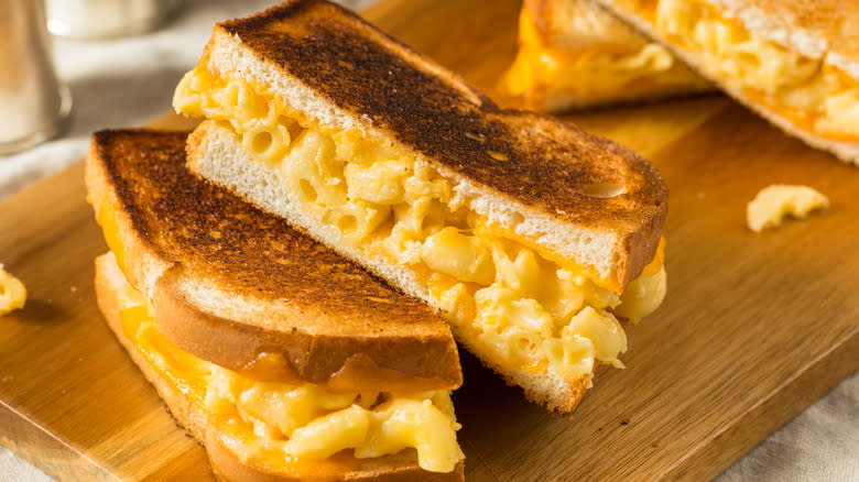 Grilled mac and cheese sandwich