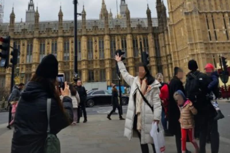 ▲蔡依林在倫敦街頭協助多位路人拍照，超親民的形象相當圈粉。（圖／Instagram：jolin_cai）