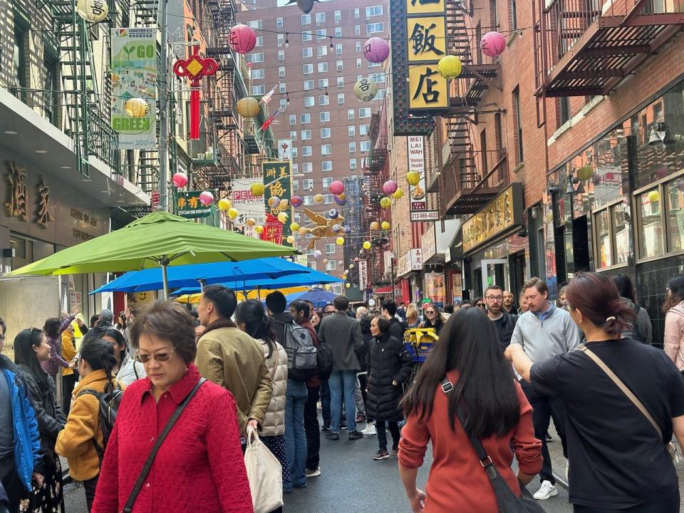 華埠「無車地球日」，披露街開放街道，熱鬧非凡。(記者范航瑜／攝影)