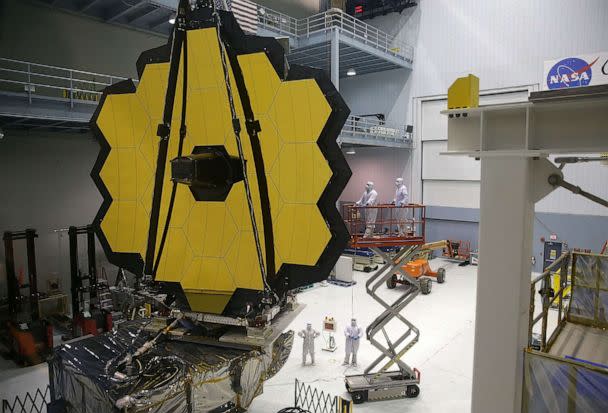 PHOTO: Engineers and technicians assemble the James Webb Space Telescope at NASA's Goddard Space Flight Center, Nov. 2, 2016, in Greenbelt, Md. (Alex Wong/Getty Images)