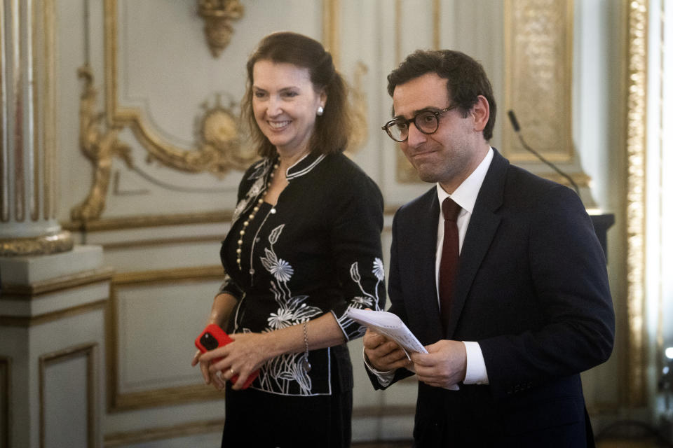 El canciller de Francia, Stéphane Séjourné, a la derecha, con la canciller argentina Diana Mondino, en una conferencia de prensa conjunta en Buenos Aires, el lunes 19 de febrero de 2024. (AP Foto/Víctor R. Caivano)