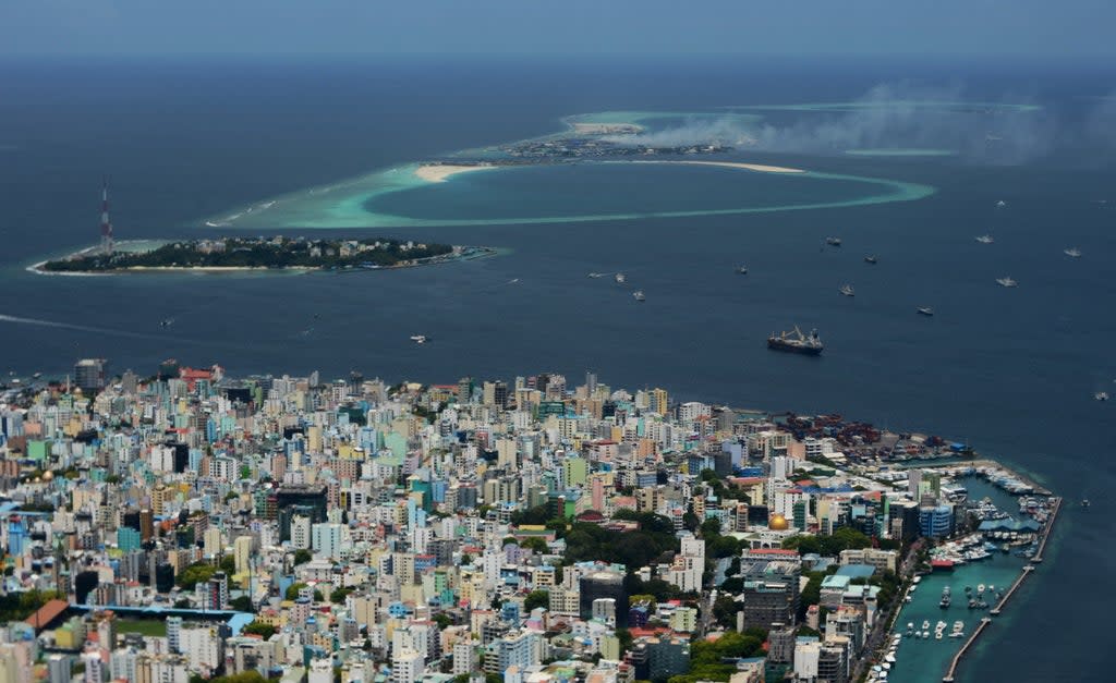Smoke pours from Thilafushi, the trash island of the Maldives, in 2013 (AFP via Getty Images)