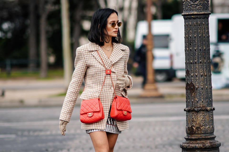 Doppelt hält besser! Anna Rosa Vitiello mit den aktuellen Sidepacks von Chanel. (Bild: Getty Images)