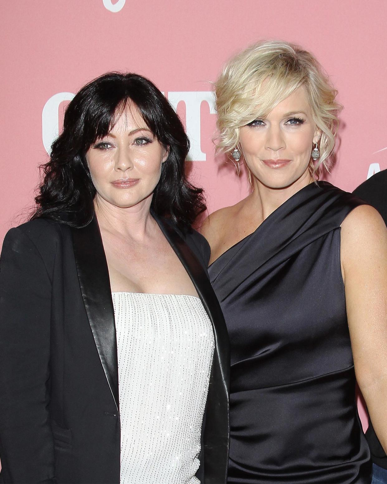 Jennie Garth Remembers Shannen Doherty ‘Assessing’ Her Boyfriends When