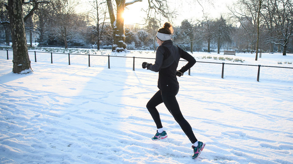 LONDON, UNITED KINGDOM - FEBRUARY 28: A jogger runs through the snow in St James' Park on February 28, 2018 in London, United Kingdom. Freezing weather conditions dubbed the "Beast from the East" brings snow and sub-zero temperatures to the UK. (Photo by Leon Neal/Getty Images) 