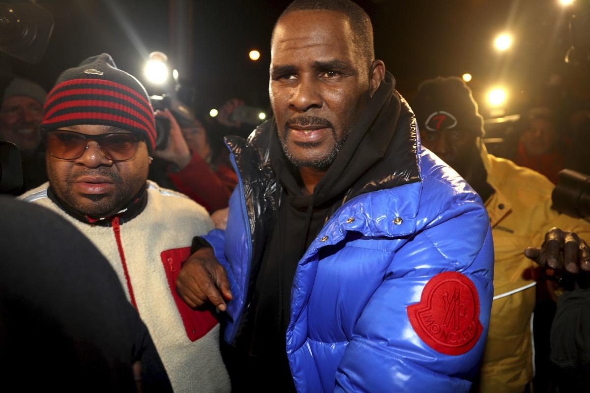 R. Kelly trial: Vlogger charged after fan accused her of assault