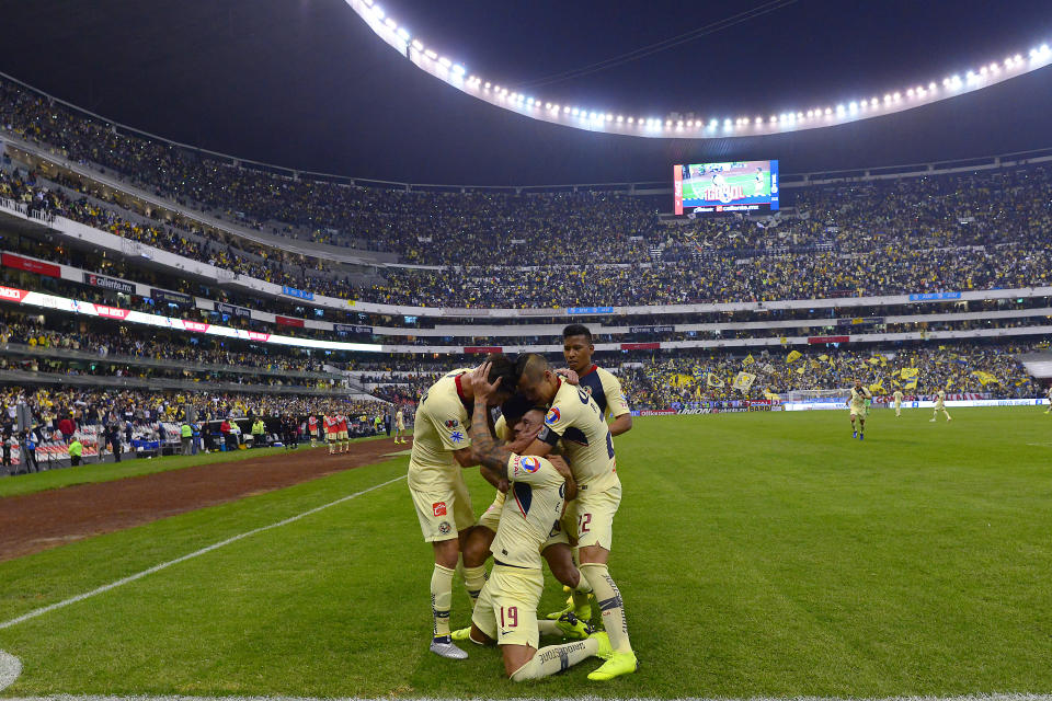 Jugadores del América celebran el sexto y último gol de su escuadra en el partido de vuelta de la semifinal ante Pumas. / Foto: Jam Media