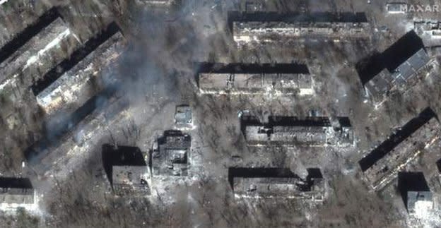 edificios residenciales arrasados por los bombardeos rusos y cañones de artillería en las afueras de la ciudad.