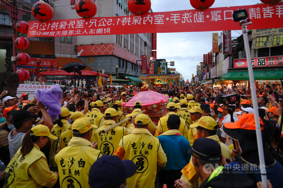 苗栗縣通霄鎮白沙屯拱天宮今年往雲林北港朝天宮進香，13日起受理信徒報名，目前人數已近5萬人，明天（21日）起先暫停受理報名，27日起再開放受理，報名期限也會往後延長6天。（資料照)