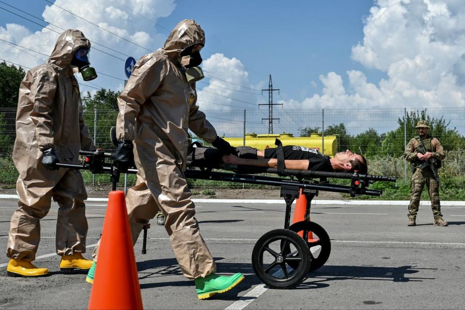 People in hazmat suits attend nuclear disaster response drills in Zaporizhzhia (REUTERS)