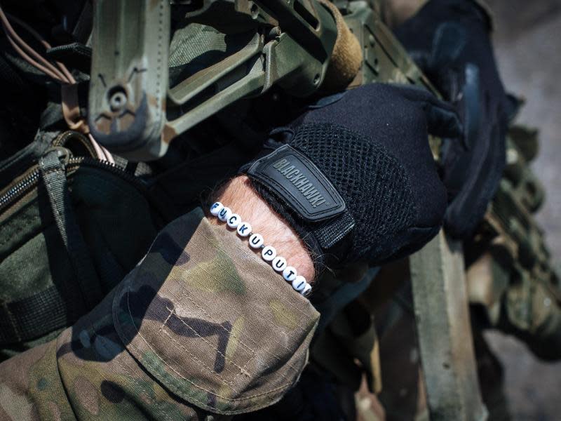 "Fuck Putin": Ein ukrainischer Soldat macht aus seiner Meiunung über den Kremlchef keinen Hehl. Foto: Roman Pilipey