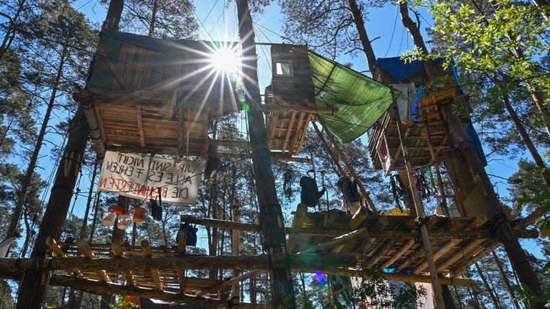 Protesters camped in the woods around the Tesla factory. – Photo: Patrick Pleul/picture alliance (Getty Images)