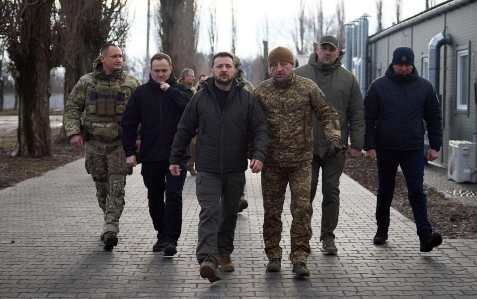 Volodymyr Zelensky tours an air defense training centre in the Dnipropetrovsk Oblast on 5 February