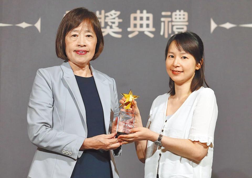 國發會副主委高仙桂（左）頒發永續發展獎給王道銀行副總經理暨公司發言人張倫瑋（右）。（范揚光攝）