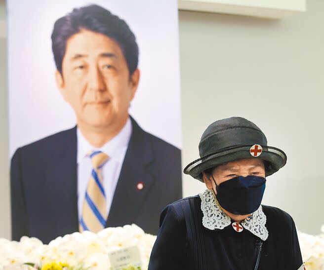 副總統賴清德11日前往日本前首相安倍晉三家中悼念。圖為日本台灣交流協會11日中午開放場所供民眾前來悼念；1名老婦人面容哀戚離去。（黃世麒攝）