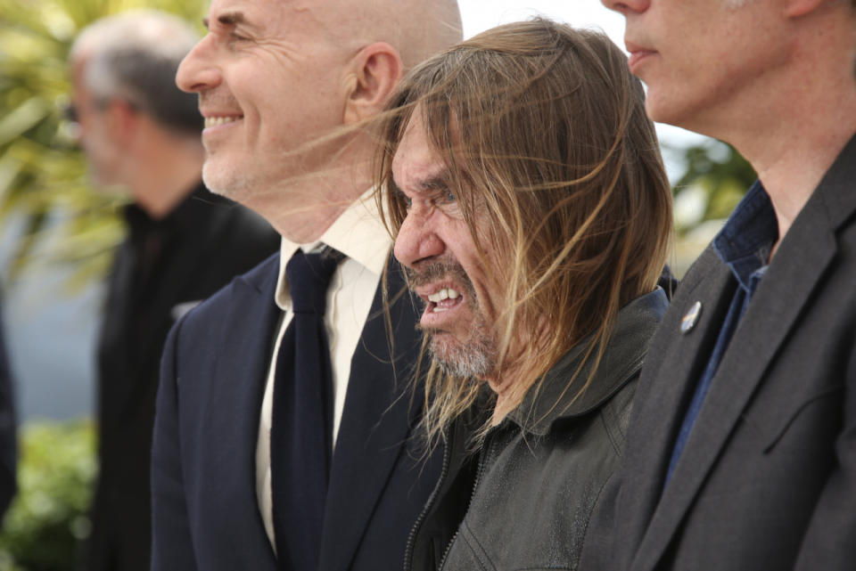 Bei der Premiere von „Gimme Danger“, einer Dokumentation von Kult-Regisseur Jim Jarmusch über Altrocker Iggy Pop, scheint der ehemalige Stooges-Frontman schlecht gelaunt zu sein. (AP Photo/Joel Ryan)