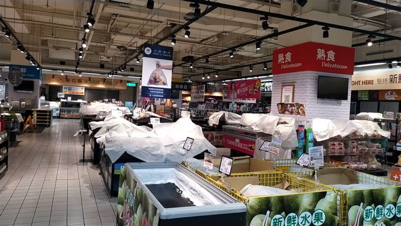 家樂福中和店晚間閉店，商品全部蓋上白布清潔消毒。（圖／業者提供）