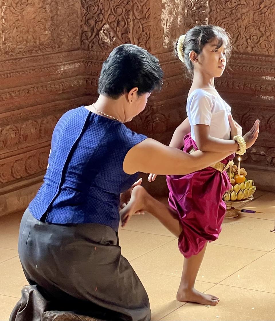 Sophiline Cheam Shapiro trains a young dancer.