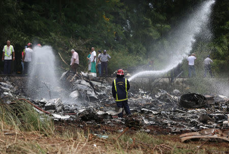 Bomberos trabajando en la zona donde cayó un Boeing 737 en Boyeros, a unos 20 kilómetros al sur de La Habana, mayo 18, 2018. REUTERS/Alexandre Meneghini