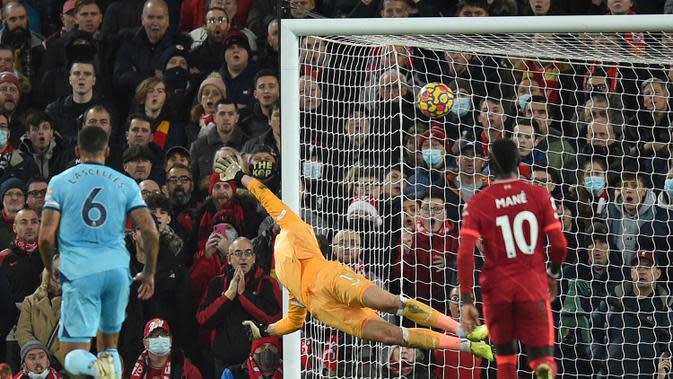 Di babak kedua Liverpool masih dominan menekan Newacstle United. Namun The Reds baru berhasil manambah gol pada menit ke-87 melalui sepakan keras Trent Alexander-Arnold dari luar kotak penalti. (AFP/Oli Scarff)