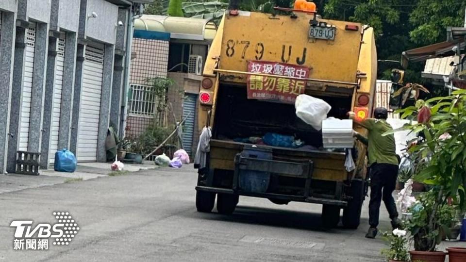 清撿隊員下車一個一個來收拾垃圾。（圖／民眾提供）