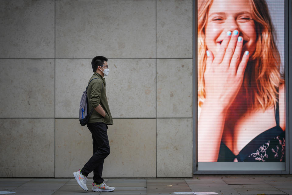 <p>MANCHESTER, ENGLAND - SEPTEMBER 13: A member of the public wears a pandemic face mask ahead of the prime minister announcing the government's Covid-19 winter strategy on September 13, 2021 in Manchester, England. Tomorrow, British Prime Minister Boris Johnson will set out his plan to manage Covid-19 through the winter, including what actions would need to be taken if the NHS hospital system were at risk of being overwhelmed. (Photo by Christopher Furlong/Getty Images)</p>
