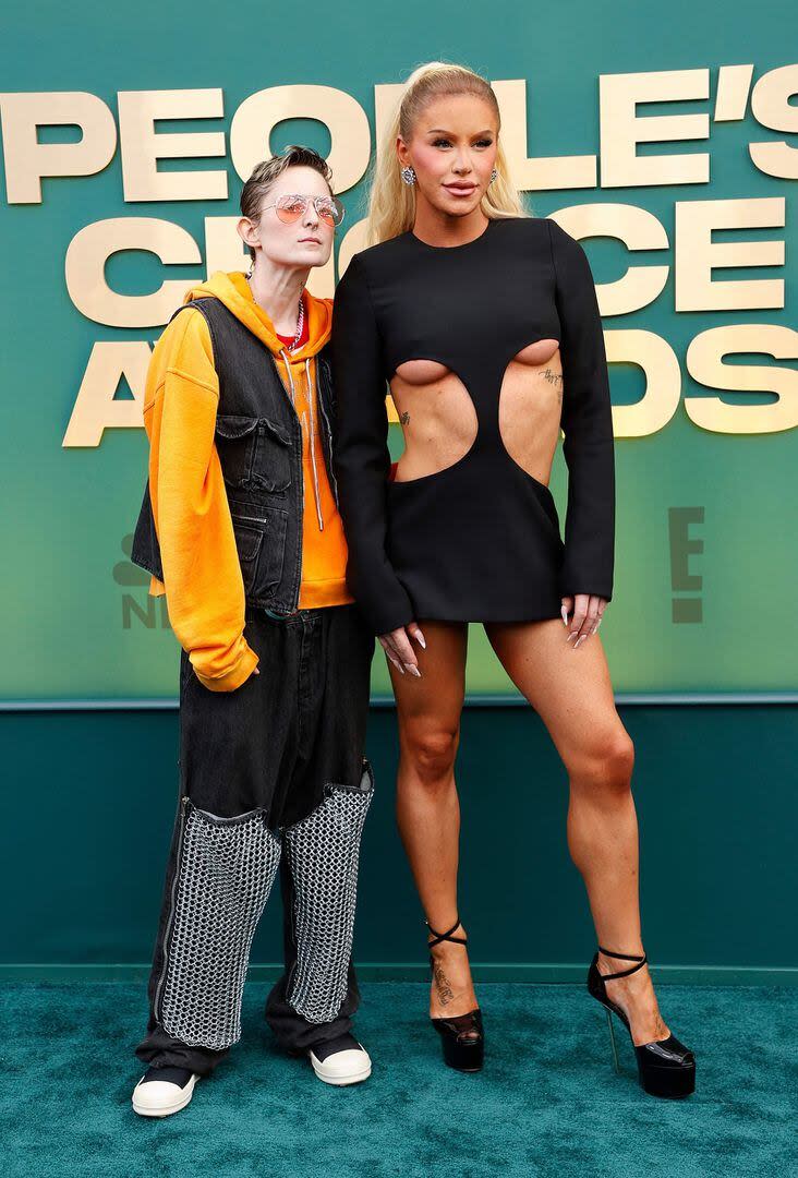 La YouTuber Gigi Georgeous y su pareja, la modelo Nats Getty, en la ceremonia de premios